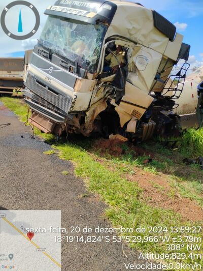 Imagem da notícia Acidente entre carretas deixa caminhoneiro em estado grave na MS-306, em Costa Rica